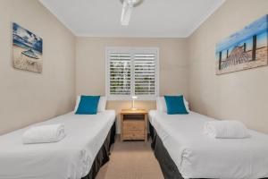 Postel nebo postele na pokoji v ubytování 15 Coco Bay Resort + 5 fotografií