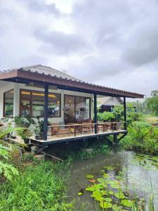 The Duck Cafe and Resort外面的花园