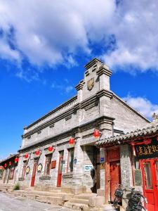 张家口Nostalgia Hotel Zhangjiakou- Near The Grass Skyline, Dajingmen, 20 minutes away from Zhangjiakou High-speed Railway Station, Free ice cream, mineral water, coffee, snacks and laundry service, English communication well的顶部有钟的建筑
