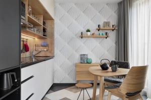 Stay KooooK Leipzig City - Online Check In的厨房或小厨房