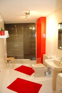 アルビールにあるO Sole Mioのバスルーム(トイレ、洗面台、シャワー付)