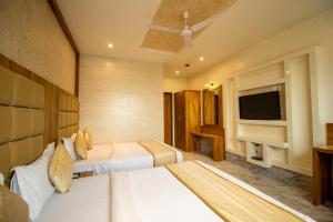 TV a/nebo společenská místnost v ubytování Hotel BKC Prime Near Trade Centre US Embassy, Mumbai