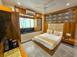 Postel nebo postele na pokoji v ubytování Hotel BKC Prime Near Trade Centre US Embassy, Mumbai