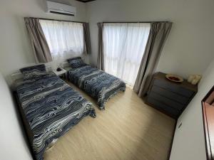 an aerial view of a bedroom with two beds at Slowhouse HAYAMA in Hayama