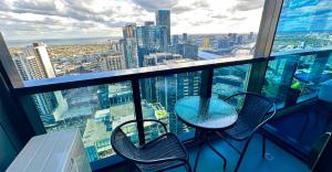 メルボルンにあるUrban Escape - Breathtaking Bay and City View Apartmet with Balconyのテーブルと椅子