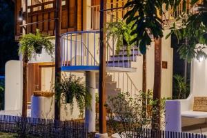 Κήπος έξω από το Bamboo Nest at SangGaDee Space