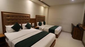 Postel nebo postele na pokoji v ubytování Hotel BKC Garden - Near US Embassy Bkc Mumbai