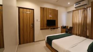 Televiisor ja/või meelelahutuskeskus majutusasutuses Hotel BKC Garden - Near US Embassy Bkc Mumbai