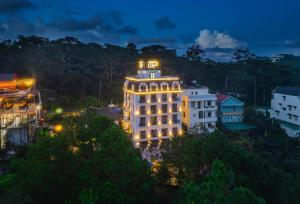 un edificio con una P sopra di esso di notte di TP Dalat Hotel a Da Lat
