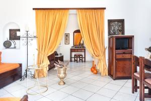 Μια τηλεόραση ή/και κέντρο ψυχαγωγίας στο Sunrock Suites - Villa Begonia