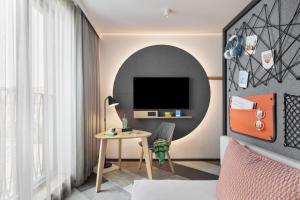 Stay KooooK Leipzig City - Online Check In的电视和/或娱乐中心