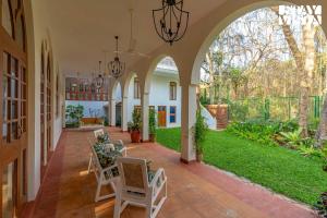 Zahrada ubytování Kismet Villa- Comp Breakfast with Pvt Lawn & Pool by StayVista