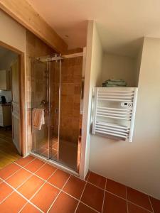 Koupelna v ubytování Gite de campagne - Vue jardin- Piscine