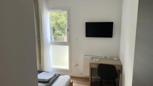 TV a/nebo společenská místnost v ubytování Room with double size bed in Kaysersberg center