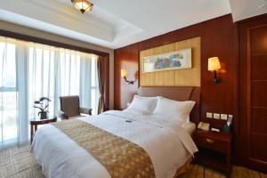 a hotel room with a large bed and a window at Beijing Jiangsu Plaza Hotel in Beijing +21 photos