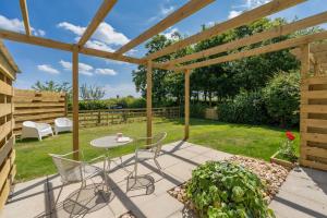 Aed väljaspool majutusasutust Martins Nest by Winterton Cottages