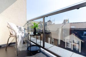 Rõdu või terrass majutusasutuses Kleparz Skyline Apartment - LoftAffair
