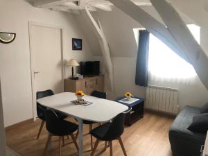 Μια τηλεόραση ή/και κέντρο ψυχαγωγίας στο Appartement piscine cure thermale