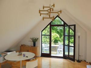 un soggiorno con un tavolo e una finestra di Dachgeschosswohnung Seeblick a Tutzing