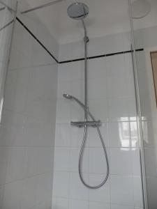Koupelna v ubytování Dachgeschosswohnung Seeblick + 5 fotografií