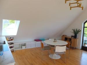 Posezení v ubytování Dachgeschosswohnung Seeblick