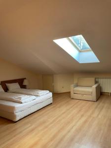 um quarto com uma cama e uma clarabóia em Studios-Villa Park SV em Borovets
