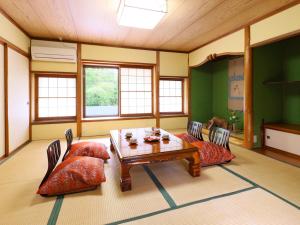 駒ヶ根市にある和みの湯宿なかやまのテーブルと椅子2脚のあるリビングルーム