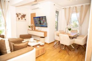 Μια τηλεόραση ή/και κέντρο ψυχαγωγίας στο Apartman White orchid