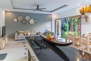 NEW Villa Indah Seminyak 3BR Private Pool的休息区