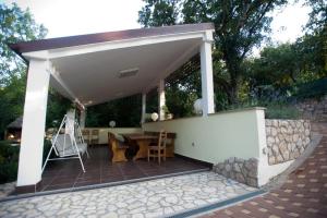 um pavilhão com uma mesa de madeira e uma mesa em Apartments Marinko em Povile
