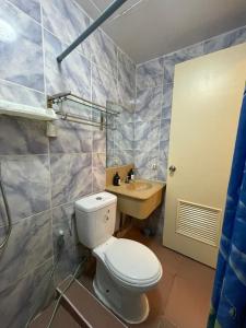 Ένα μπάνιο στο 1BR Condotel - Forbes Town Road near St Lukes BGC Taguig