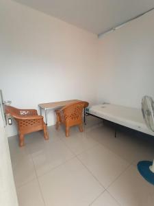 une pièce avec deux tables et deux chaises et une table dans l'établissement ALMic INN BOGOR, à Caringin