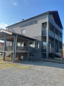 duży budynek apartamentowy ze słowami remiza w obiekcie Prenociste Denis w mieście Velika