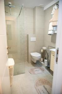 Ένα μπάνιο στο Apartman White orchid