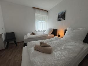 two beds with towels on them in a bedroom at Gemütliche Unterkunft Bad Steben - Ferienhaus Maria in Bad Steben