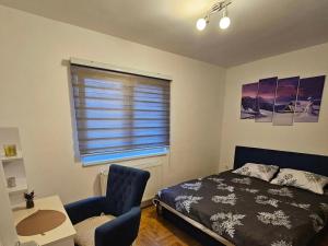 Ένα ή περισσότερα κρεβάτια σε δωμάτιο στο Jovana stan na dan Pale