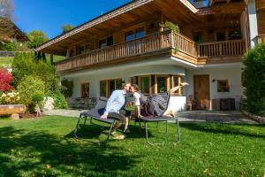 Κήπος έξω από το CHALET KITZBICHL by Alpin Charme Apartments