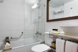 Koupelna v ubytování Prima Royale Hotel + 24 fotografií