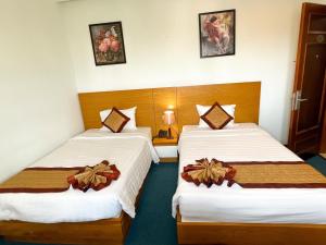 Un pat sau paturi într-o cameră la Legacy Hotel