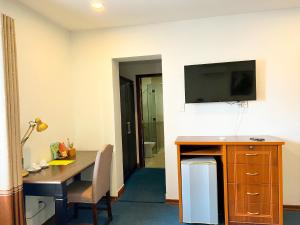 Un televizor și/sau centru de divertisment la Legacy Hotel