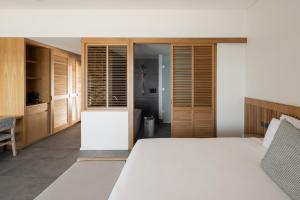 Samphire Rottnest客房内的一张或多张床位