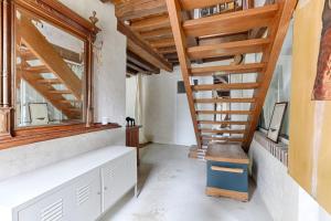 eine Treppe in einem Zimmer mit Holzdecken in der Unterkunft Le Cottage à 10min de Disneyland Paris in Chalifert