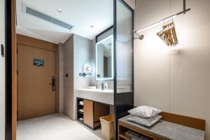 un bagno con lavandino e doccia di Atour Hotel Jieyang Banyan City Jieyang House a Jieyang