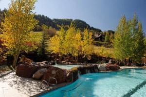 阿斯潘Aspen Ritz-Carlton 3 Bedroom Ski In, Ski Out Residence With Access To Slopeside Heated Pools And Hot Tubs的后院的瀑布游泳池