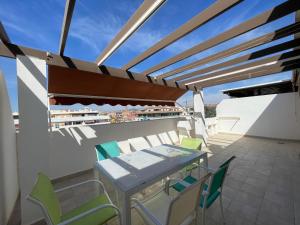 a patio with a table and chairs on a balcony at Terrasol Torrelitoral Ático 1 Dormitorio in Torre del Mar