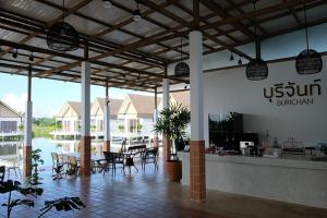 widok na restaurację ze stołami i krzesłami w obiekcie Burichan Resort w mieście Ban Ko Takhian