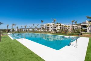 マラガにある1º Línea de playa con piscina panorámica & parkingのリゾートのプールの画像