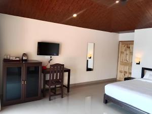 TV a/nebo společenská místnost v ubytování Destiny Goa Beach Resort