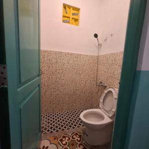The Backyard Hostel的一间浴室