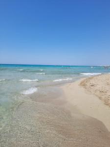 een zandstrand met de oceaan op de achtergrond bij Le Dimore di Donato in Torre San Giovanni Ugento +9 foto's